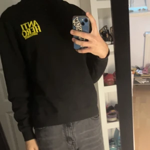 Anti hero sweatshirt - Svart sweater från Anti hero💕 köpt 2019 men otroligt bra skick 💯 storlek small, asfet för dig som skejtar 