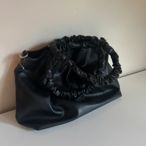 Väska - 30x40, rymmer mycket, stängs med magnet, har ett innerfack