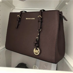 Michael Kors Väska - Köpt här på plick och använd 1 gång inga skador💜  Lånade bilder. Priset kan absolut diskuteras💜