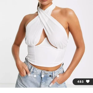 Tie topp - Topp med knytning från asos egna märke asyou, aldrig använd pga. för liten (första bild från hemsida då den var svår att ta bild på, som synes på sista bilden🤪)