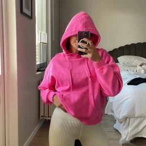 Rosa hoodie  - Säljer rosa hoodie storlek L, fett fläck på högersida (går säkert bort med nå medel, ej provat).  Annars fint skick och knappt använd.  Ord pris 249 säljer för 75 