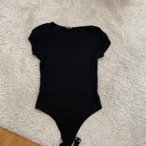 Body från Fashionnova  - Stretchig body, så sitter perfekt. Storlek S