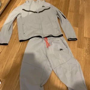 Nike Tech Fleece - Nike tech dress i barnstorlek XL som en vuxen XS/S, 900kr
