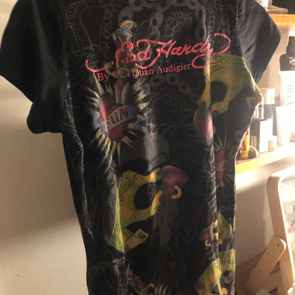 säljer min ed Hardy t-shirt. Den är rätt använd så derför är den lite sliten men inte jätte:). T-shirts.