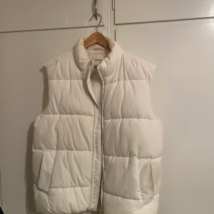 Vit väst  - Väst från MONKI. Oversize. Köparen står för frakt 