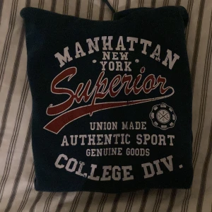 College hoddie  - En blå super mjuk skön hoddie jag köpte på en loppis som jag använt mycket men nu har den inte kommit till användning mer.