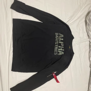 Alpha Industries  - En fin Alpha Industries tröja som är i bra skick 