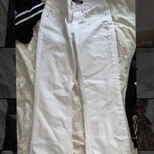 Bootcut byxor - Finns sminkfläckar, klippta längst ner så är för korta på mig som är 170