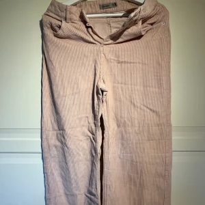 Rosa Manchesterbyxor - Manchesterbyxor från Veromoda som har tappat knappen därav priset Pris: 45kr + frakt