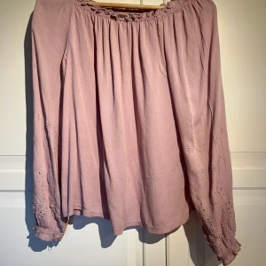 Off-shoulder blus  - Off-shoulder blus från lager 157 Pris: 55kr + frakt