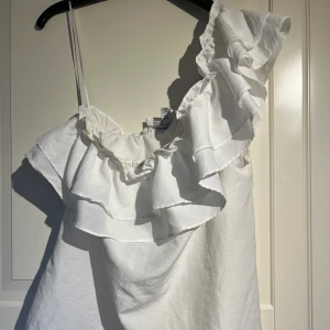 One-shoulder topp  - One-shoulder topp från veromoda Pris: 90kr + frakt 