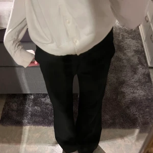 Kostymbyxor raka - Raka kostymbyxor lågmidjade svarta , Uppsydda nere 