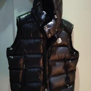 Moncler väst - En Moncler väst väldigt bra skick aldrig använt för att den var för stor. Pris 1500 