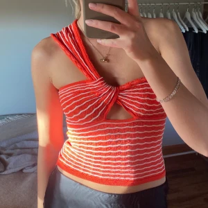 Topp - Säljer denna jätte fina topp från Zara, använt två gånger💕slutsåld! 