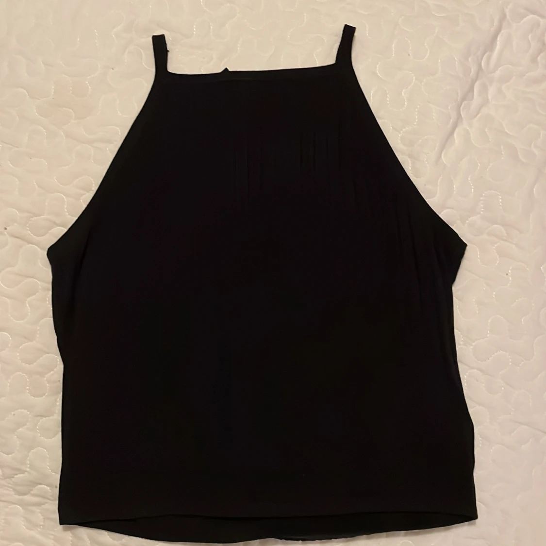 En svart korttröja - 90