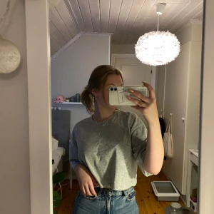 Grå Basic t-shirt från Gina, strl. S - En jättefin kroppad t-shirt från Gina Tricot🤍🖤 har inte använt så mycket (ca. 3-4 gånger) och i fint skick🤍🖤 strl. S🤍🖤 75kr men kan diskuteras🤍🖤 köparen står för frakten🖤🤍
