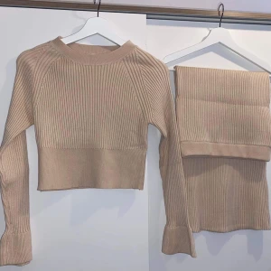 Stickat set onesize  - Stickat set med kjol och topp, plagget är aldrig använt. 