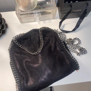 Stella McCartney väska  - Säljer min lilla Stella McCartney liknande väska. Superbra skick (använd fåtal gånger). Säljer även en större modell på min profil❤️