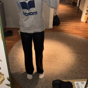 Snygga skinnbyxor - Snygga skinbyxor som sitter som en smek på mig,storlek 34 , använt typ 1 gång och dom finns inte kvar