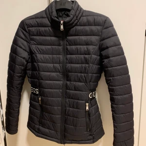 Guess jacka xs - Säljer en tunn men varm  figursydd dunjacka från guess  Storlek xs