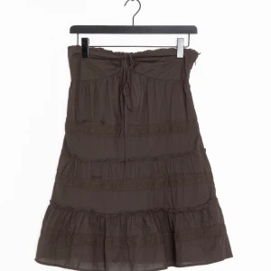 Vacker brun klänning!  - Säljer denna otroliga klänning som jag har köpt secondhand men aldrig använt. Så fin och passar bra till hösten med strumpbyxor och en cardigan över😍