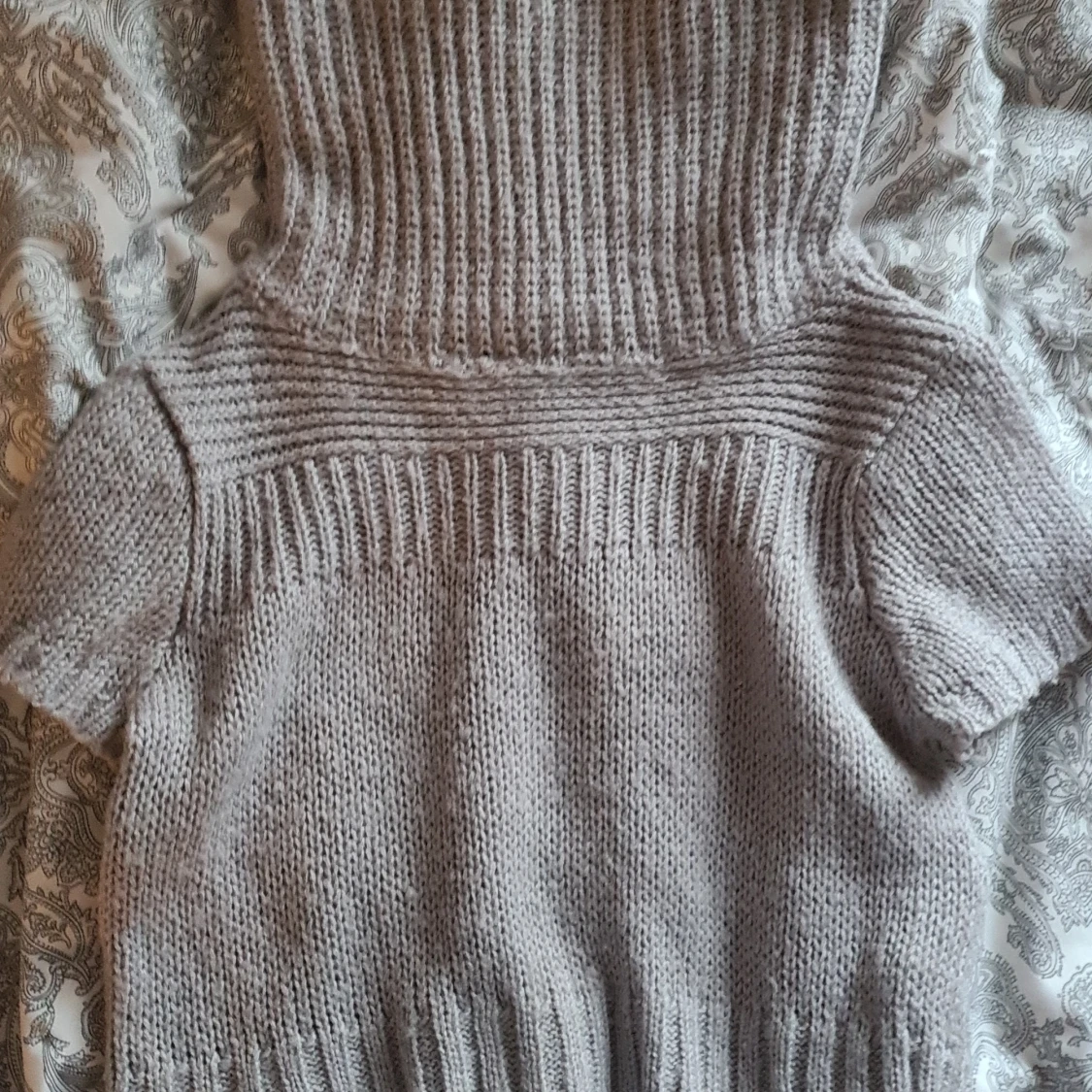 stikad grå tröja - 90