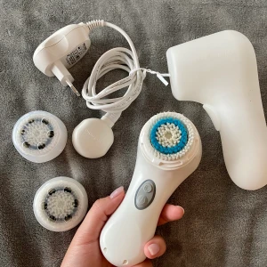 Clarisonic - Elektrisk rengöringborste - Clarisonic Mia 2, 100% vattentätt. Knappt anväd. Har 2 olika hastigheter. Laddare, skal, och 3st borstar följer med.  Den är super skön och rengör ansiktet riktigt bra ✨  köpte för 1450kr