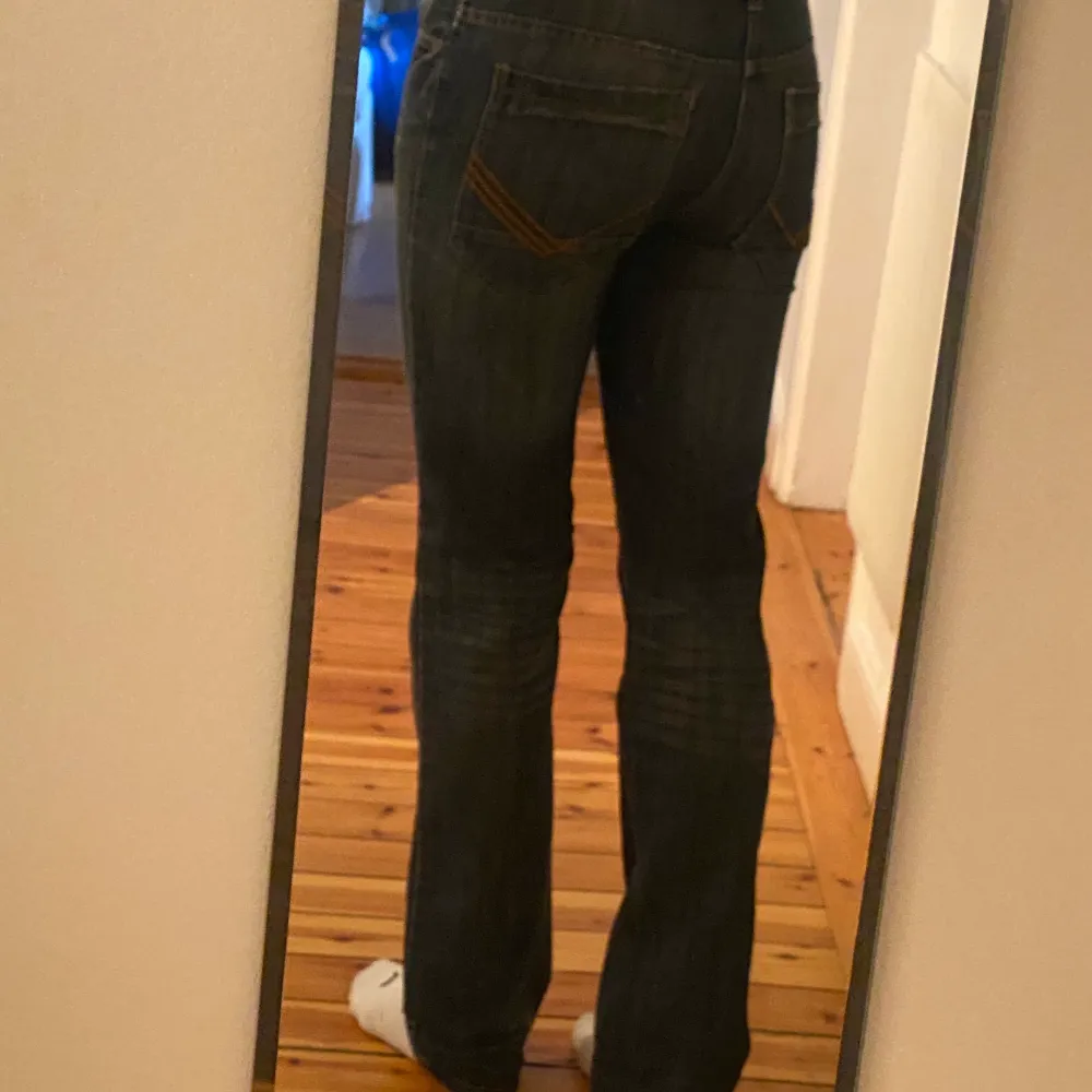 Lågmidjade jeans med grå/blå väldigt fin färg. Väldigt långa.  Skulle säga att de är en S/M i stl. Jeans & Byxor.