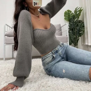 Tvådelad topp - Fin tvådelad topp som är så trendig! Storlek S, fint skick! Hör av er för mer bilder 💞 köparen står för frakten