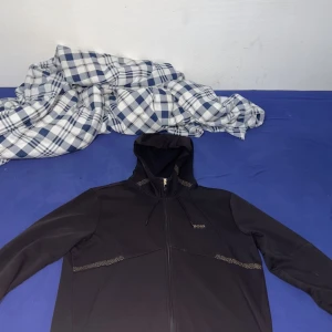 Hugo boss kofta - Typ helt ny nästan aldrig använd inget hål ingenting riktigt fint skick strl l. Vid snabb affär så kan jag nog sänka priset lite