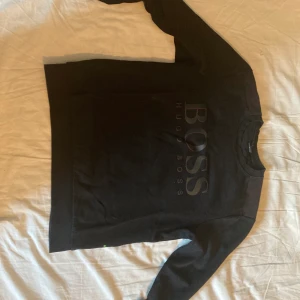 Hugo boss tröja - Hugo boss tröja i storlek M slim fit. Lite slitning på loggan där fram.  Kan mötas upp eller frakta på köparens bekostnad 
