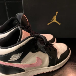 Jordans 1 Mid arctic pink - Säljer nu mina Jordans 1 mid arctic pink, de är knappt använda (max 3 gånger) så de är i bra skick, äkta, (orginal box finns kvar), vill du ha fler bilder så skicka ett meddelande<3 (frakt på 99kr) 