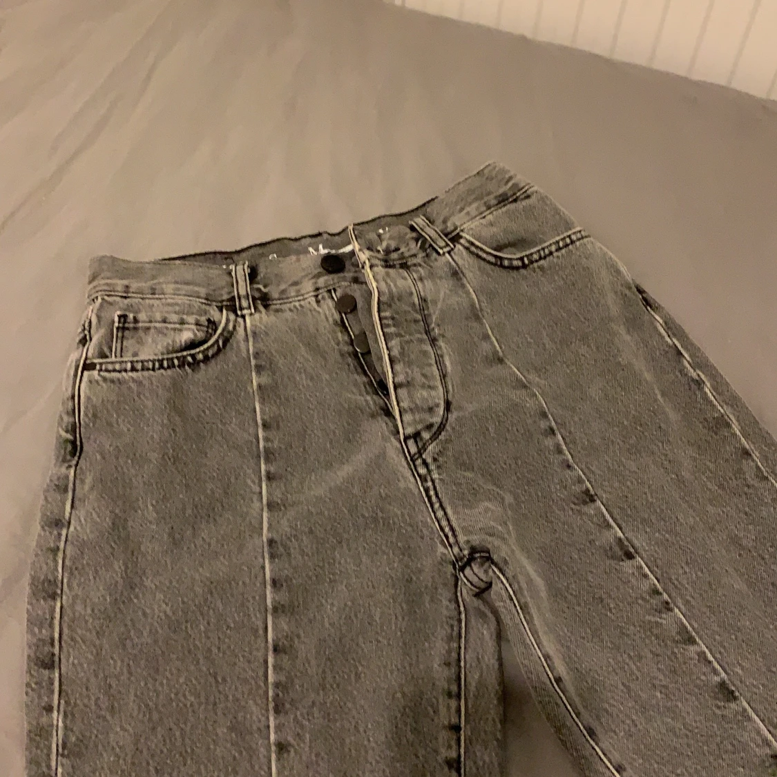 Gråa jeans