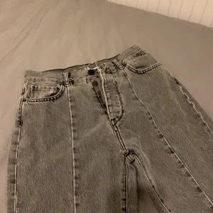 Gråa jeans - Gråa jeans som jag tror är från bikbok. Var ett tag sen jag köpte dom. Knappt använda. Har väldigt fina detaljer vid benslutet (se bild)🤩🤩  Köpare betalar frakt.