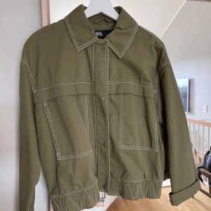 Superfin jacka från Zara i nyskick  - Grön jacka från Zara i nyskick. Storlek S.