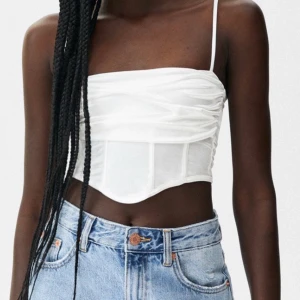 Vit topp - Säljer denna vita oandvända topp i siden material från pull and bear i storlek Xs 