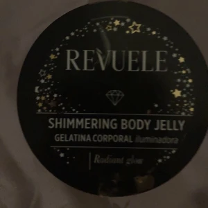Helt ny - Säljer även den här är en glow kropps bodylotion glittrar och är jätte bra produkt för huden, ska användas efter dusch.