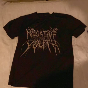 T shirt - Glitter t shirt. Inte använd någon gång. Nypris 300 säljer för 150kr.