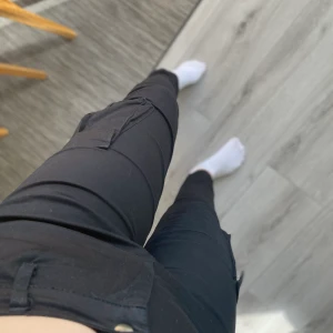 Cargo pants - Säljer ett par svarta cargopants. Andvänd ett fåtal gånger. Mycket bra skick. Säljer pågrund av att det inte kommer till användning.