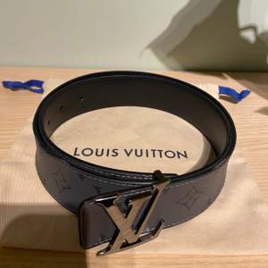 Louis Vuitton monogram reversible belt  Skärpet är i mycket bra skick eftersom att jag inte har använt det länge Går att vända 85cm