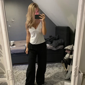 Fest topp  - Snygg fest topp med spetsdetaljer.💖🥳🍁