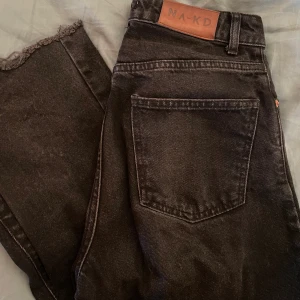 Högmidjade NAKD svarta raka jeans  - Sjukt fina svarta raka jeans som är högmidjade. Kommer tyvärr inte till användning men är så fina i benen och i rumpan! 