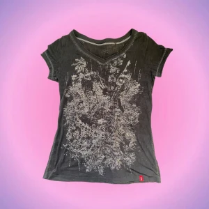 T-shirt med tryck - Så cool T-shirt från EDC med tryck och rhinestones på i bra skick😍🙌🏼 Lappen är avklippt men skulle säga att den är i strlk S typ. Priset kan diskuteras! Skriv privat vid intresse o frågor 💖💖