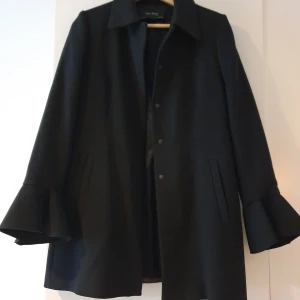 Kappa från Zara - Jättefin kappa från Zara, använd bara en gång pga storlek. Priset var 799kr.