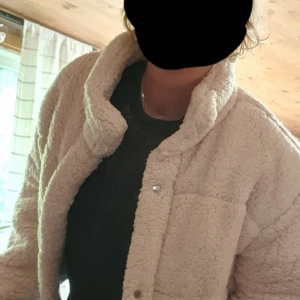 Jacka - Jag säljer en jacka som är helt ny, etiketten finns fortfarande kvar. Det var ett spontanköp som jag ångrar lite.