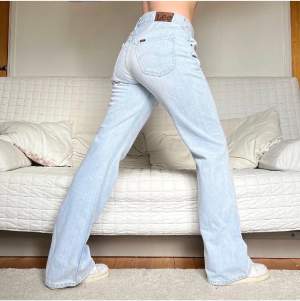 Superfina Lee jeans köpta här på Plick, tyvärr tvungen att sälja då de är för stora för mig. :( De är stl w36 l32, midjemått 92 cm och innerbenslängd 82cm. Obs! Några få fläckar som knappt syns och de två första bilderna är inte mina. Skriv för frågor!❤️