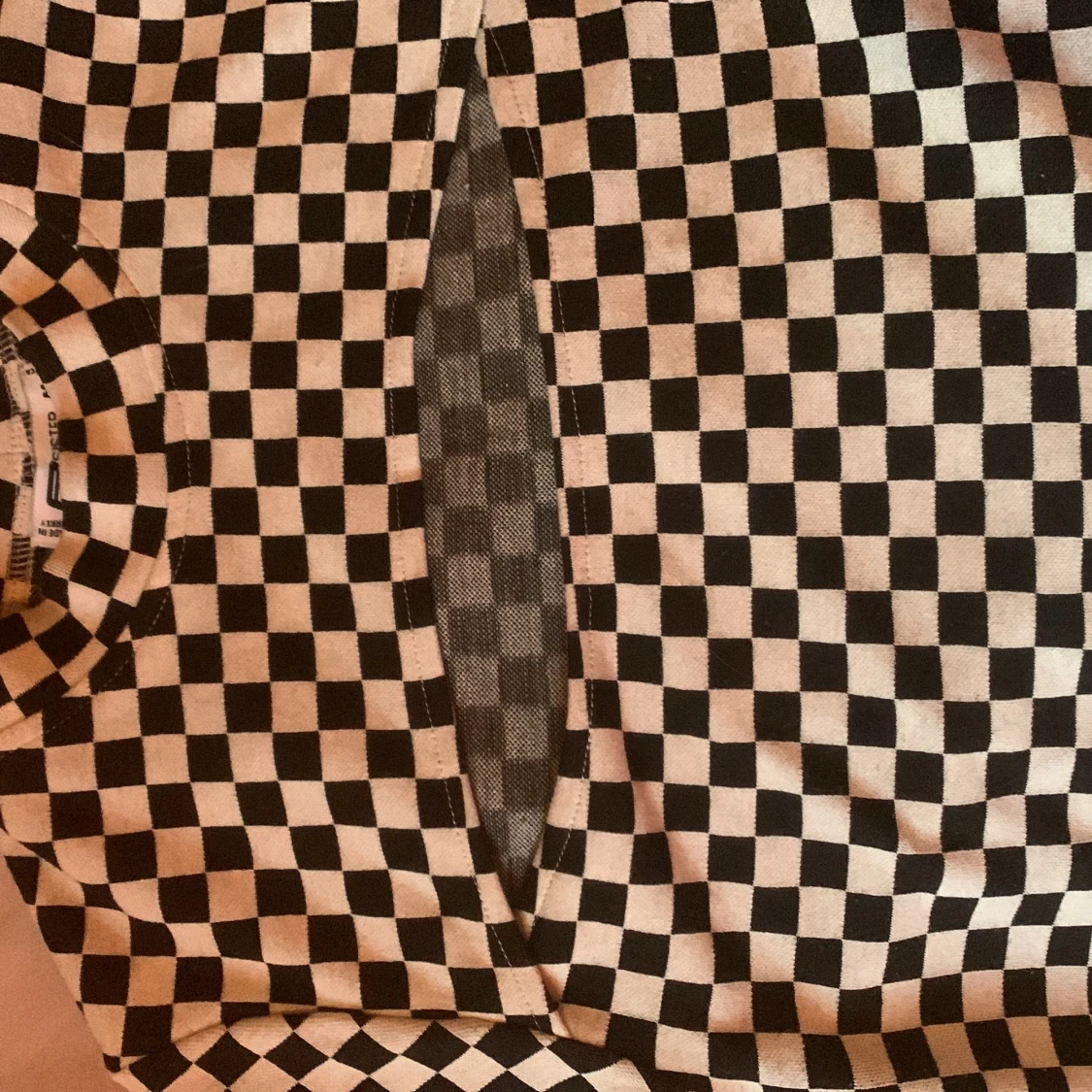 Rutig t-shirt magtröja. - 91