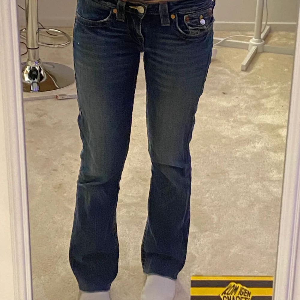 Säljer mina bootcut/raka true religion jeans  storlek 27, Jag är 165 innerbenslängd: 74 midjemått:76 skriv för fler bilder. . Jeans & Byxor.