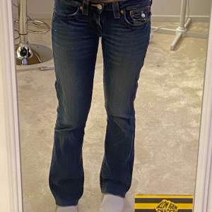 Säljer mina bootcut/raka true religion jeans  storlek 27, Jag är 165 innerbenslängd: 74 midjemått:76 skriv för fler bilder. 