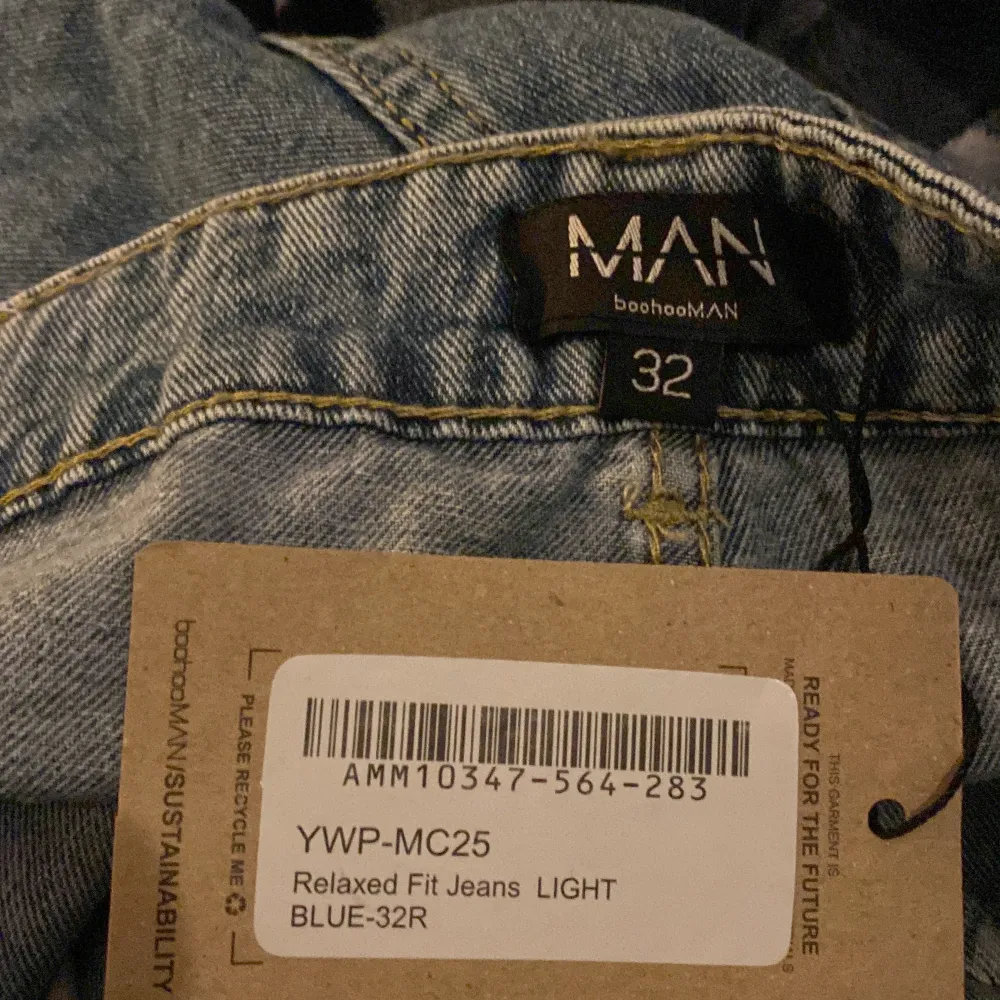 Ett par ljusblå jeans i passformen Relaxed fit/Straight fit. Aldrig använda. Helt nya (Lappen kvar) inköpta för 500kr. Storlek 32. Jeans & Byxor.